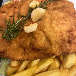 Schabowy z frytkami  i sałatką