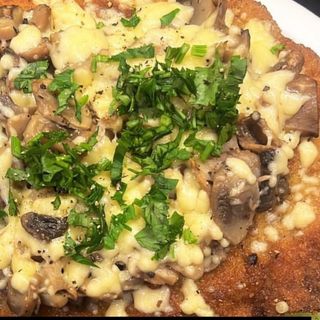 Schabowy z serem i pieczarkami z frytkami  i sałatką