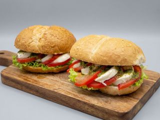 Bułka z mozzarellą, pomidorem i pesto bazyliowym