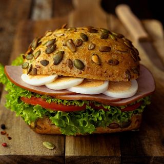 Kanapka proteinowa z szynką i jajkiem