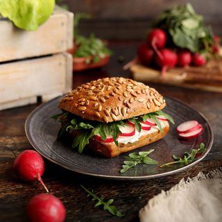 Kanapka z serkiem i rzodkiewką