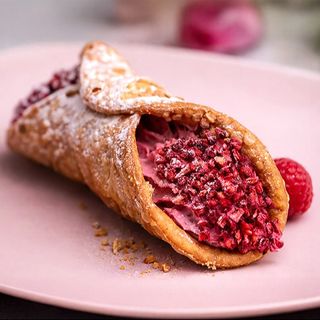 Cannoli z kremem malinowym