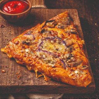 Bułka pizzerka z pieczarkami