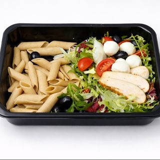 Sałatka  z makaronem razowym i kurczakiem