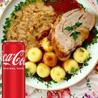 Karczek w sosie pieczeniowym i kapustą zasmażaną coca cola