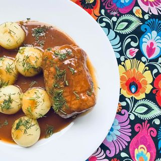 Rolada wołowa w sosie pieczeniowym z surówką 