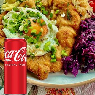 Kotlet schabowy z jajkiem sadzonym z surówka coca cola