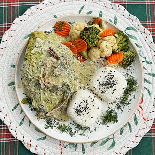 Pierś z kurczaka sous-vide w sosie z suszonych pomidorów i szpinaku z ryżem i warzywami na parze 