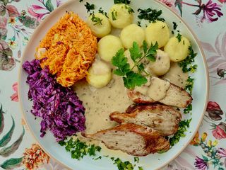 Polędwiczki wieprzowe w sosie kurkowym z surówka