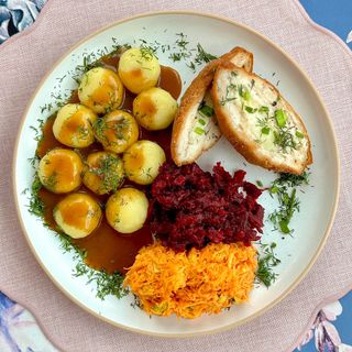 De volaille nadziewany serem z i surówka 