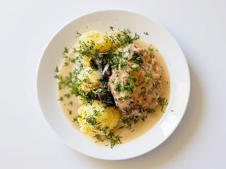 Kotlet mielony w sosie borowikowym z surówką 