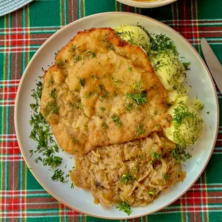 Kotlet schabowy z kapustą zasmażaną