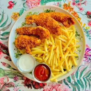 Nuggetsy z kurczaka w panko z surówką 