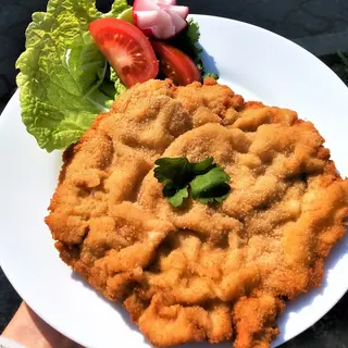 Kotlet schabowy z surówka