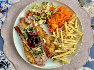 Kotlet drobiowy z serem camembert, bekonem, żurawiną i surówką