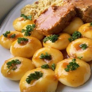 Karczek w sosie pieczeniowym i kapustą zasmażaną 