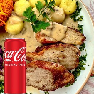 Polędwiczki wieprzowe w sosie kurkowym z surówką Coca cola