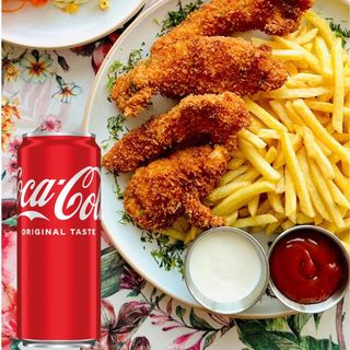 Nuggetsy z kurczaka w panko z surówką coca cola