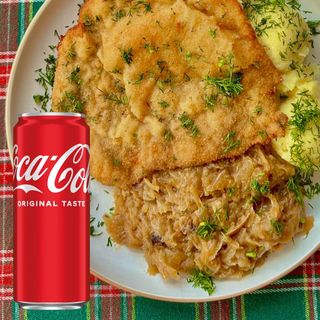 Kotlet schabowy z kapustą zasmażaną coca cola