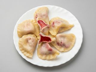 Pierogi z całymi truskawkami porcja 10szt