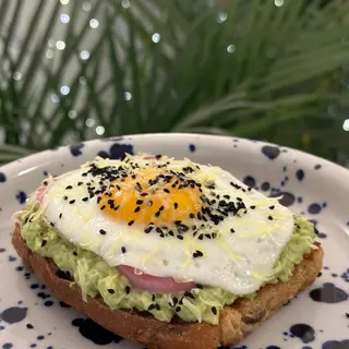 Tost z awokado, jajkiem i łososiem