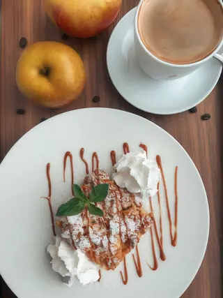 Szarlotka na ciepło z bitą śmietaną 150g