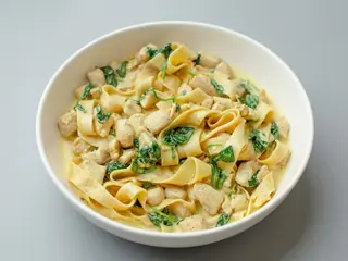 Makaron Tagliatelle ze szpinakiem i kurczakiem