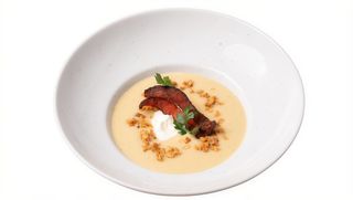 Krem ziemniaczano-porowy z chipsem z boczku