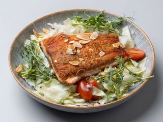 Sałatka łosoś z patelni