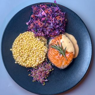 Medalion z łososia na pomarańczowej salsie