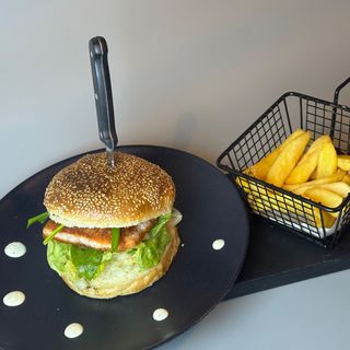 Burger z łososiem i frytkami