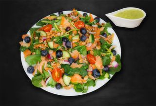 Sałatka z łososiem i orzechami włoskimi