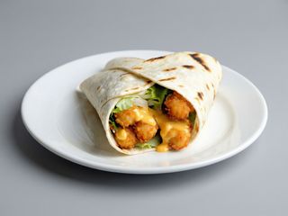 Tortilla z nuggetsami i serem