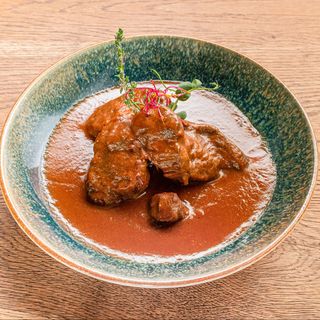 Policzki Wołowe w sosie winno-warzywnym