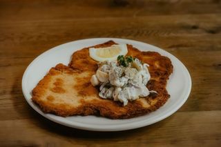 Kotlet Schabowy Olbrzym z Sałatką Ziemniaczaną