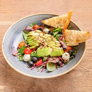 Wiosenna z awokado i szynką parmeńską