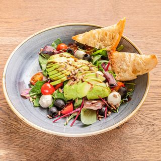 Wiosenna z awokado i krewetkami