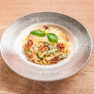 Tagliatelle z groszkiem cukrowym i boczkiem