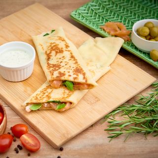 Naleśnik wytrawny łosoś z koperkiem