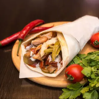 Tortilla z frytkami,surówka,mięsem 