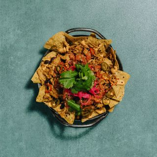 Naładowane totopos z wege chorizo