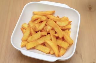 Duży kubełek z frytkami