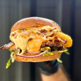 BURGER MIESIĄCA "SEROWO-CEBULOWY" 