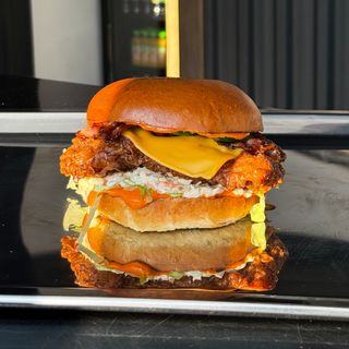 BURGER MIESIACA "HONEY CHICKEN"