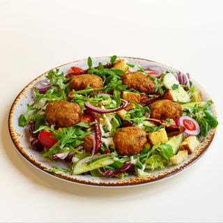 Sałatka z falafelem