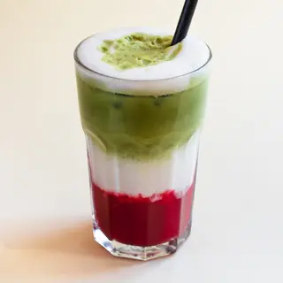 Iced Strawberry Matcha Latte 400ml