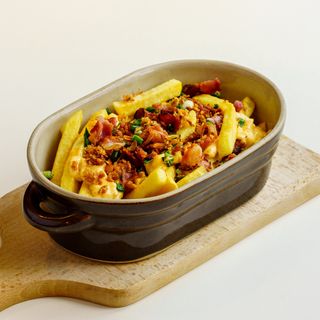 Frytki z sosem serowym i boczkiem