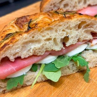 Focaccia z szynką i mozzarella
