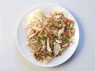 Makaron ryżowy z kurczakiem 