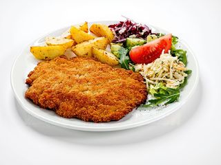 Kotlet schabowy z ziemniakami i surówka